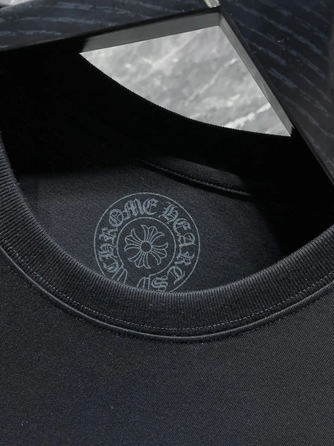 P140 New Chrome Hearts 25ss for summer. High gram weight, environmentally friendly and high-quality top fabric. 260g~270g. Chrome classic scroll letter color cross group flower arm short sleeves. Imported environmentally friendly glue printing and dyeing. Counter synchronization. Re-engraved version 1:1. Recommended color: black white. Size: S, M, L, XL.